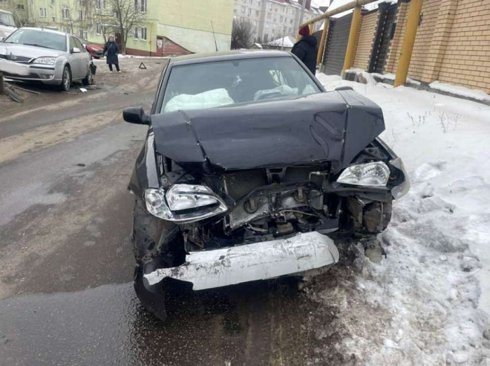 Водитель пострадал в ДТП с припаркованным автомобилем в воронежских Лисках