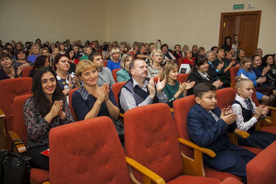 В Ленинском районе поздравили педагогов