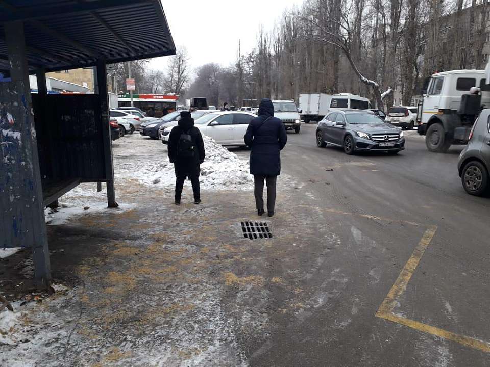 В Коминтерновском районе чистят ливнеприемники