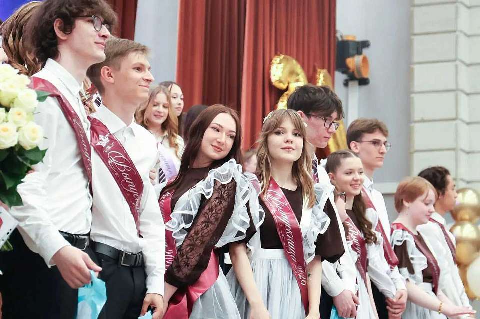 Во всех школах Воронежа прозвенели последние звонки