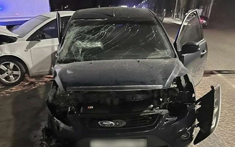 Три девушки попали в больницу после лобового ДТП на трассе под Воронежем