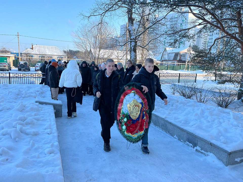 В микрорайоне Подгорное почтили память Защитников Воронежа.