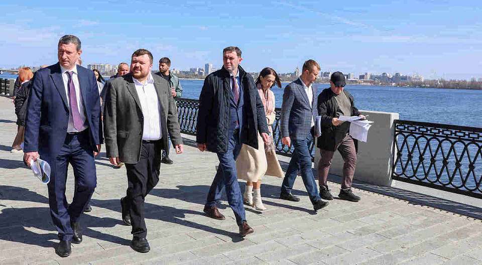 Мэр Воронежа прошёлся по Петровской набережной, сделал замечания и проверил ход работ