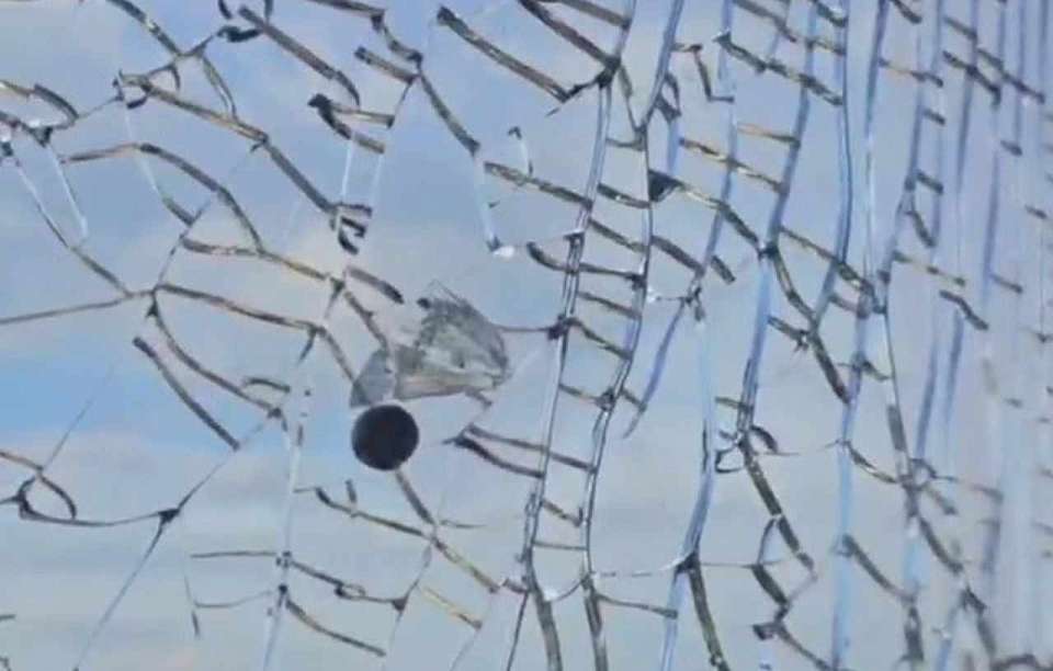 Воронежская «Галерея Чижова» показала, как выглядят изнутри пострадавшие от удара беспилотника стекла здания