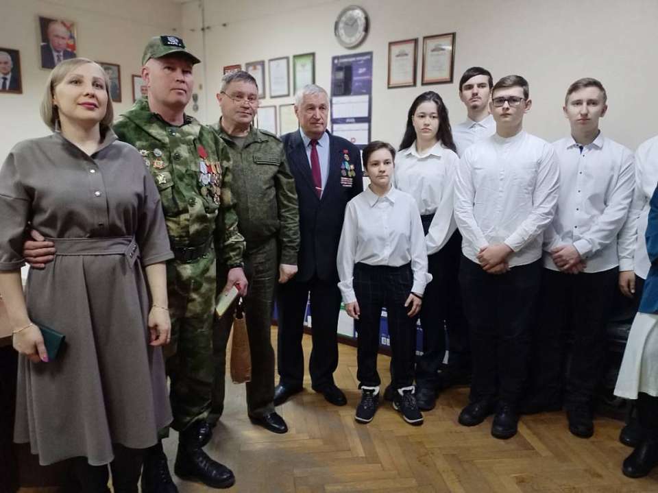 В Коминтерновском районе вручили медаль бойцу специальной военной операции