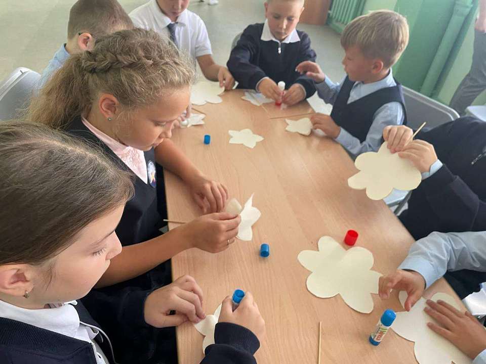 В Ленинском районе Воронежа школьники реализуют уникальный волонтерский проект «Добрые шаги»