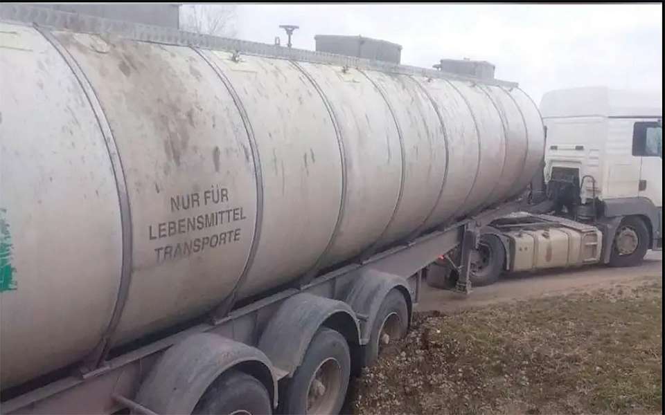 Из-за ошибки водителя автоцистерна съехала в сливной коллектор в Воронежской области