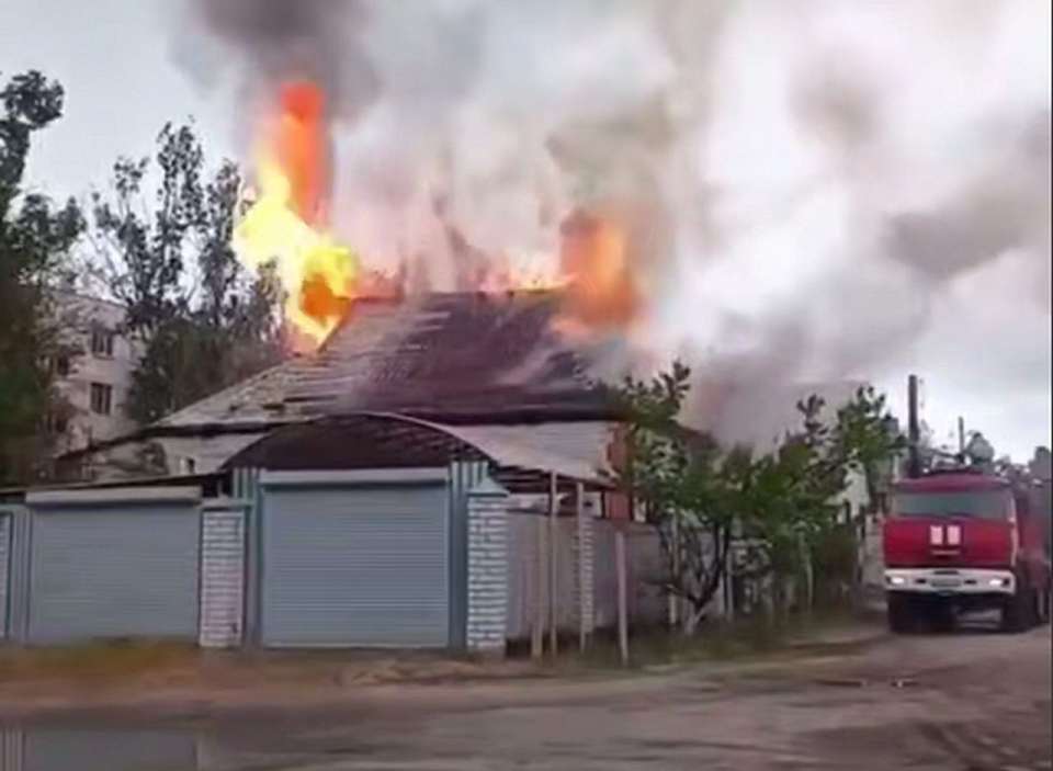 Открытым пламенем разгорелся частный дом в воронежском райцентре