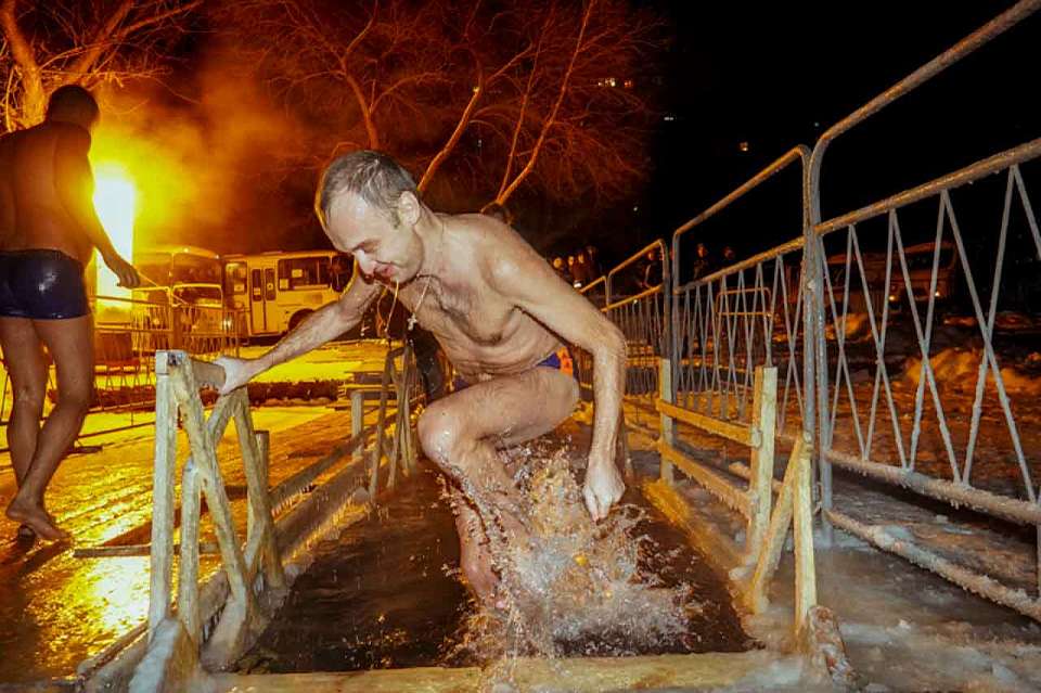 Кому противопоказано окунание на Крещение и как вести себя при нырянии в купель, рассказали воронежские терапевты