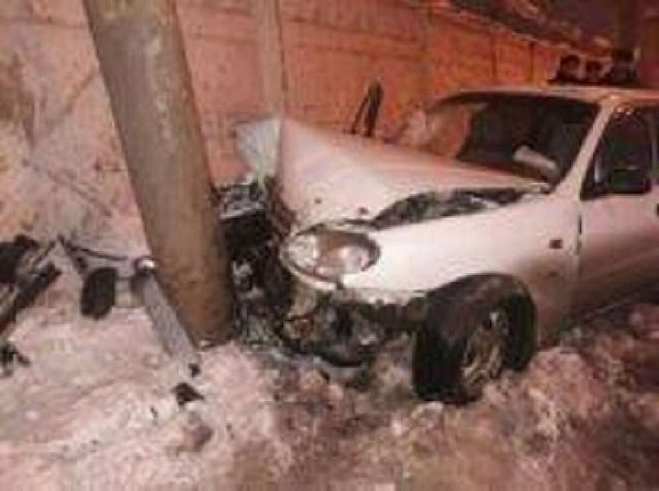 Автомобиль врезался в столб в Воронежской области, есть пострадавшие