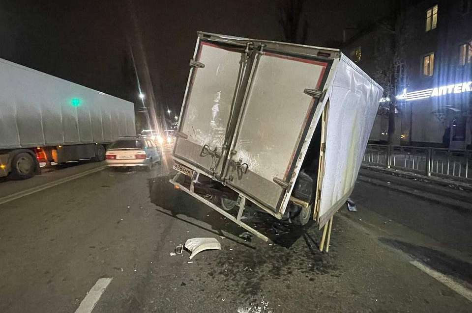 Из-за пьяного водителя пострадали три молодых человека в массовом ДТП в Воронеже