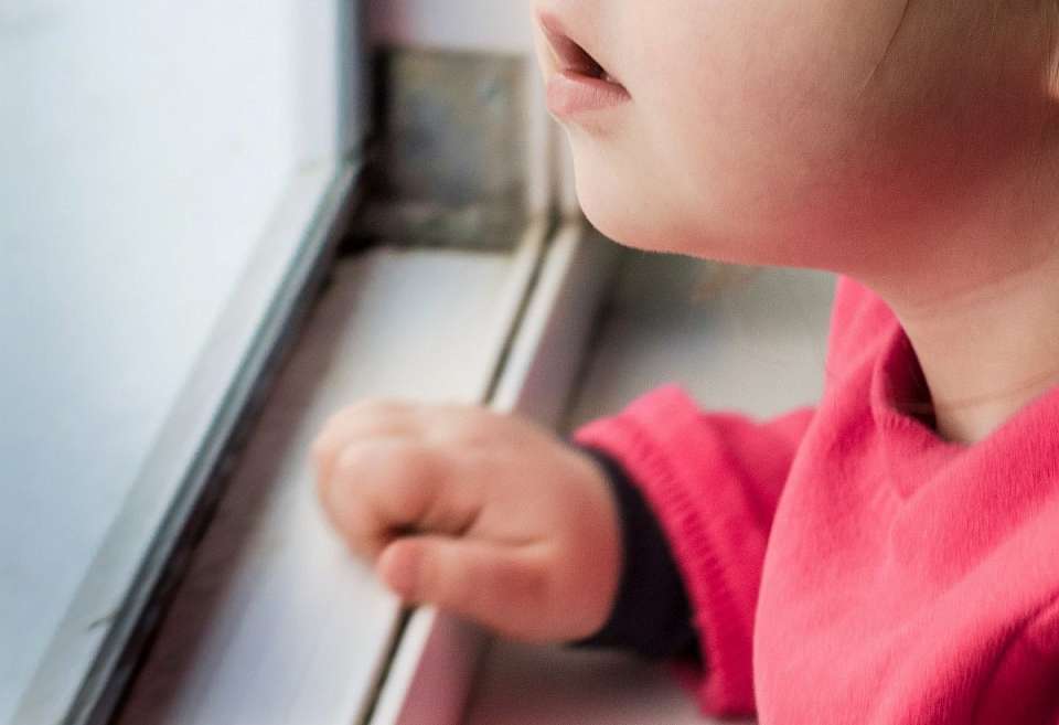 Из окна многоквартирного дома в воронежском райцентре выпал малыш