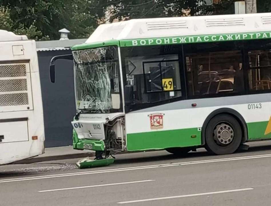 Две женщины пострадали в столкновении двух автобусов в Воронеже