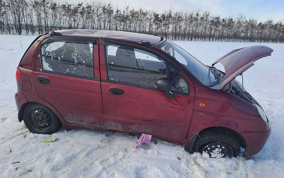 Под Воронежем автоледи кувыркалась на «Матизе»