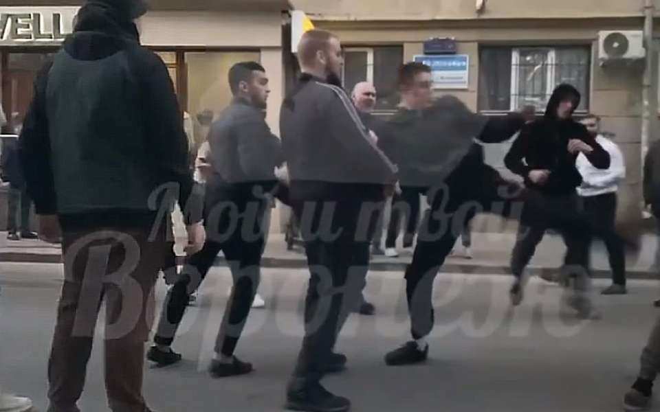 Массовую драку в центре Воронежа сняли очевидцы на видео