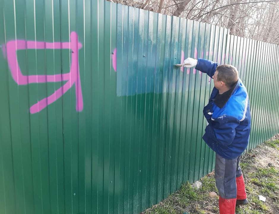 В Центральном районе приводят в порядок от надписей фасады зданий и ограждений