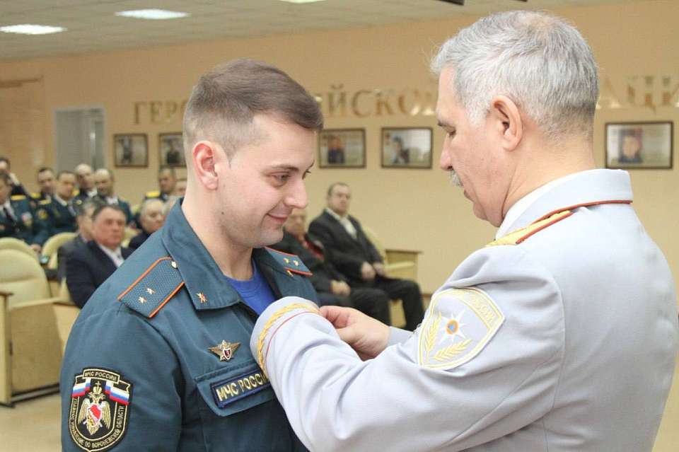 Медалями в Воронеже наградили пожарных, тушивших пожары после воздушных атак противника