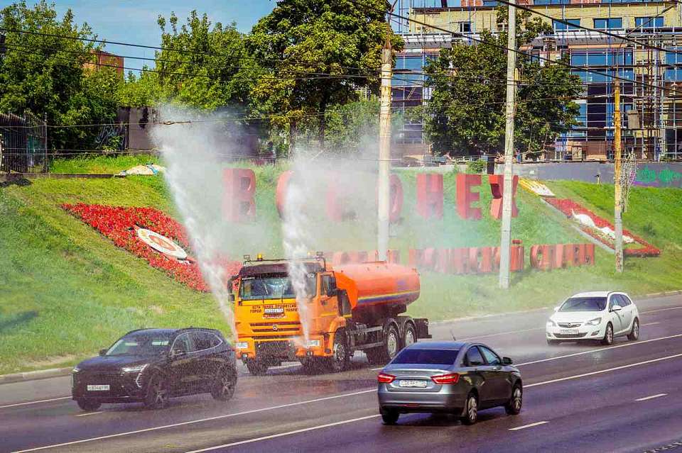 Как и зачем районные комбинаты благоустройства поливают дороги Воронежа