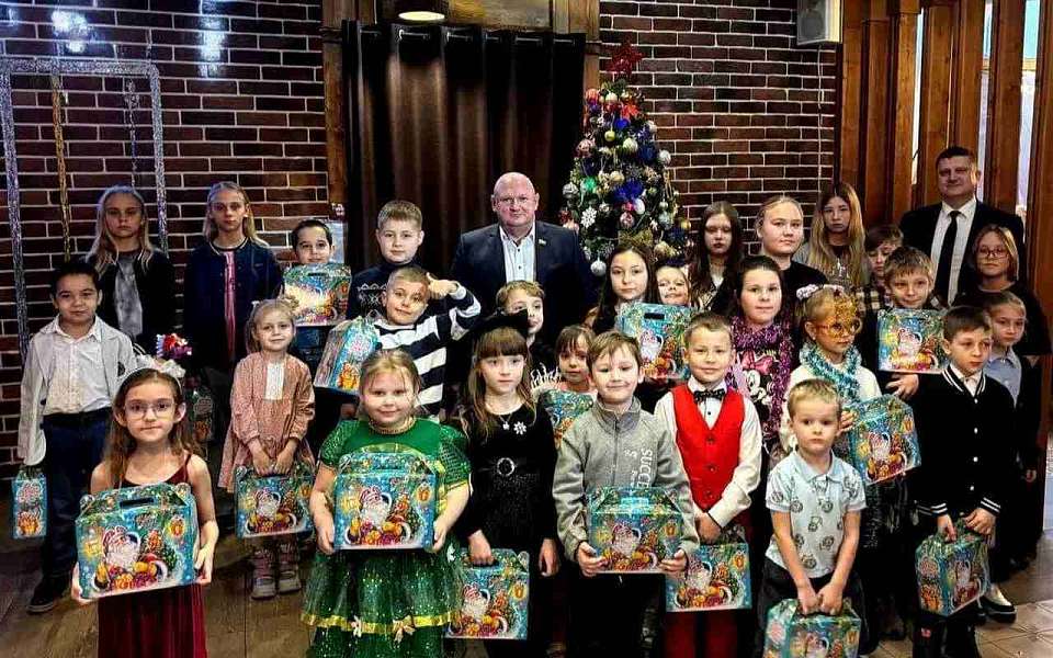 В Коминтерновском районе депутаты подарили новогодний праздник детям бойцов СВО