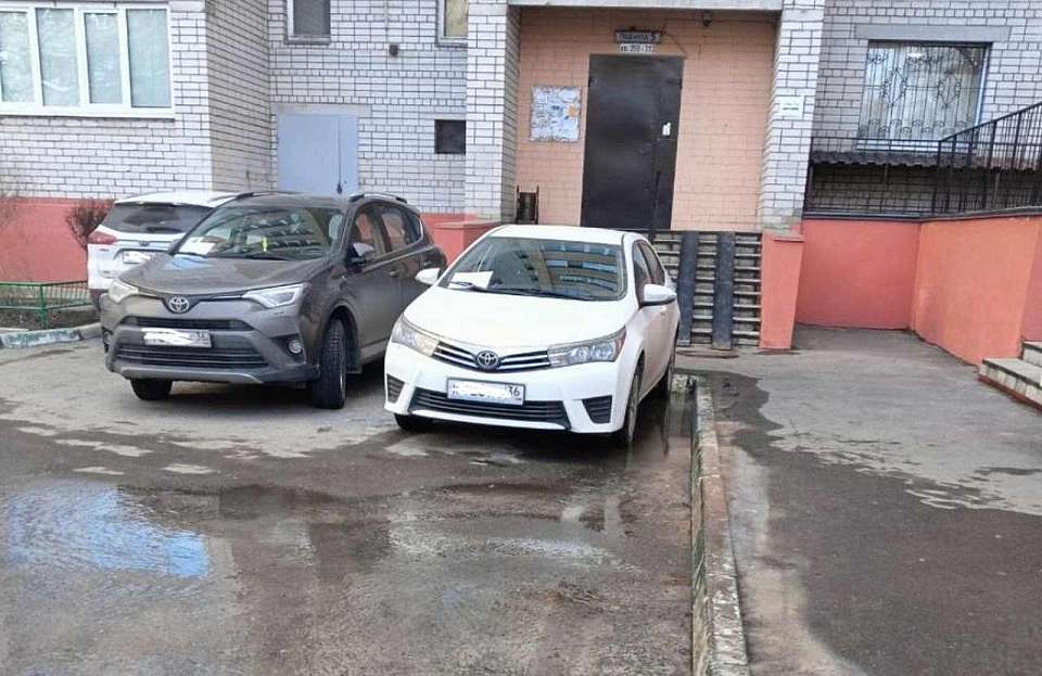 Припаркованные машины мешают устранению утечки из колодца на левом берегу Воронежа