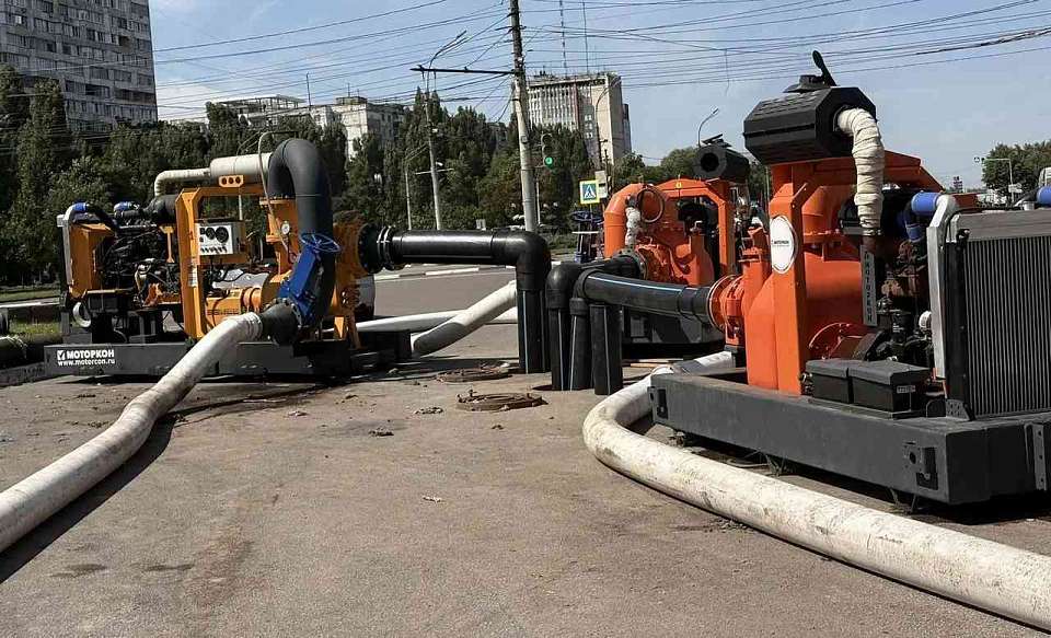 Непрерывную откачку стоков организовали в Воронеже на месте аварийных работ