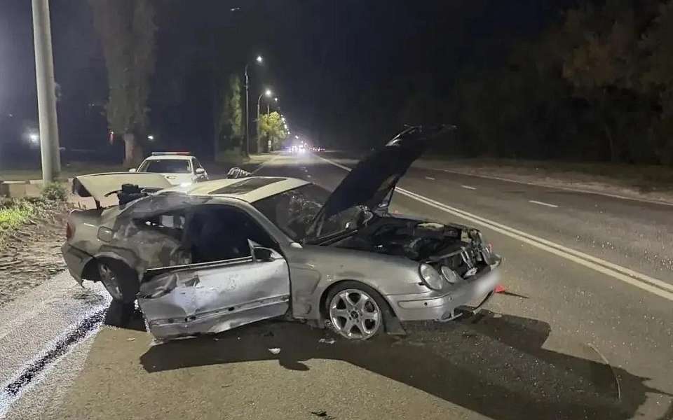 Парень и девушка разбились на Mercedes-Benz в ДТП со столбом в Воронеже