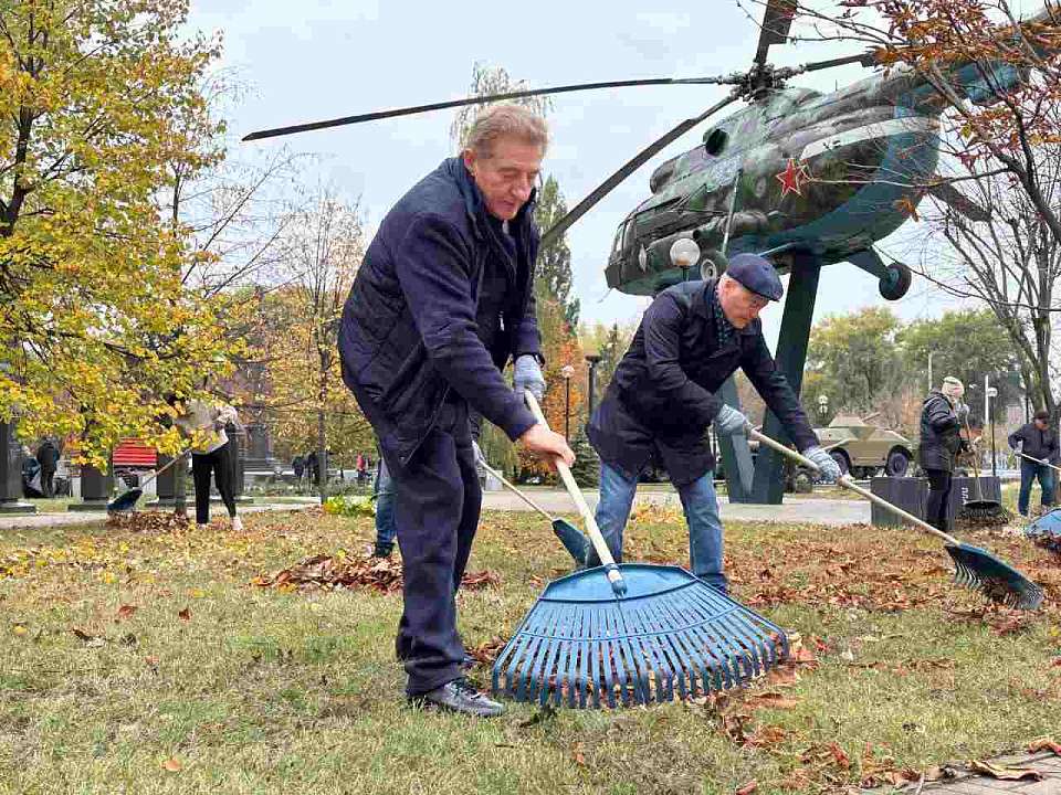 Команда депутатов ДСК приняла активное участие в осеннем благоустройстве Воронежа