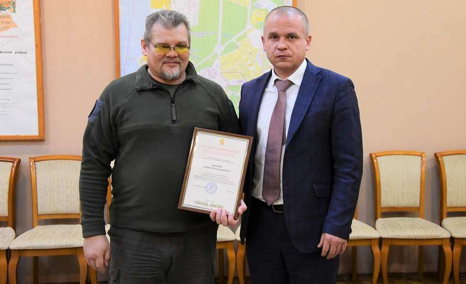 Глава Железнодорожного района Александр Бахтин поздравил руководителя волонтёрской организации с Днём Героев Отечества