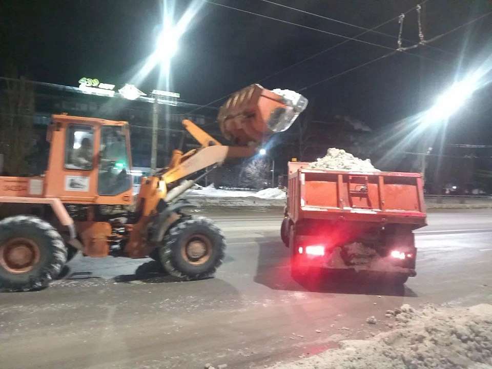 Ночью улицы Воронежа от снега убирали 169 коммунальных машин