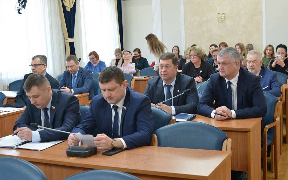 Проблемы озеленения города обсудили воронежские депутаты