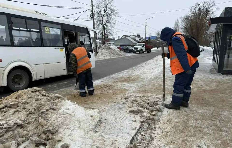 Воронежские коммунальные службы продолжают беспрерывную борьбу со снегом