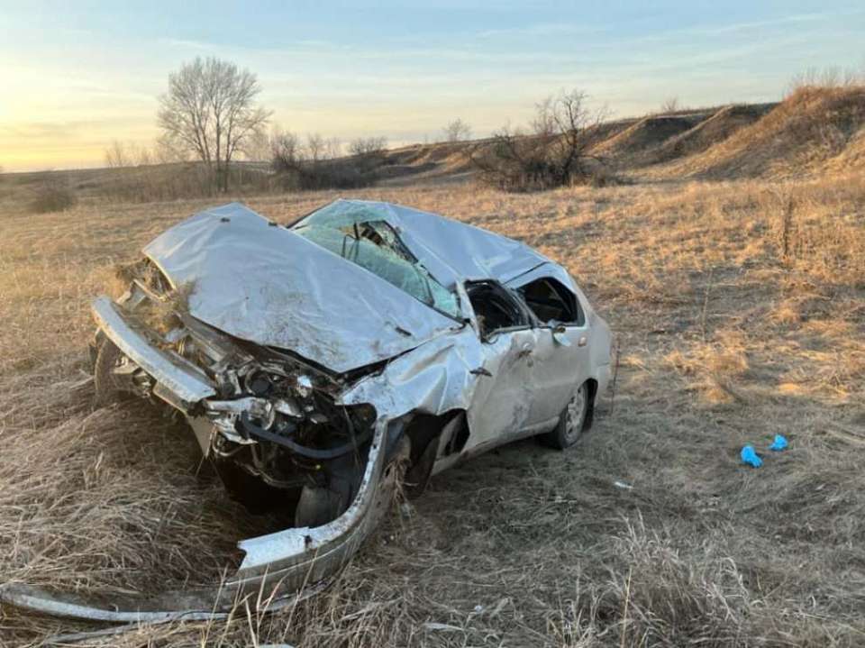 Мужчина погиб в опрокинувшейся иномарке на трассе в Воронежской области