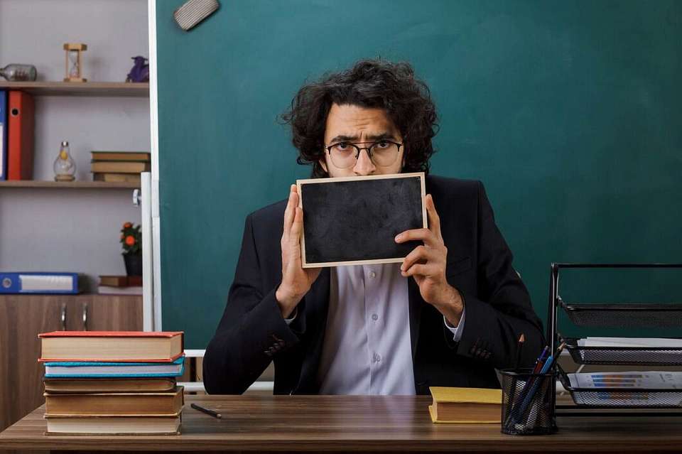 Молодой учитель в панике назанимал денег и перевел мошенникам почти 3 миллиона рублей 