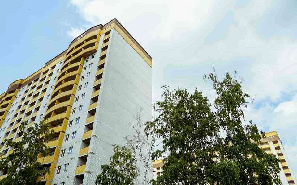 С балкона многоэтажки выпала девушка в Воронеже