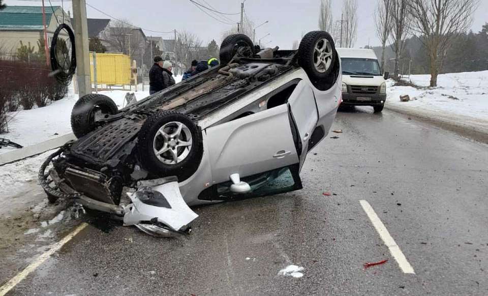 Opel с 70-летним водителем опрокинулся после ДТП на крышу в Воронеже