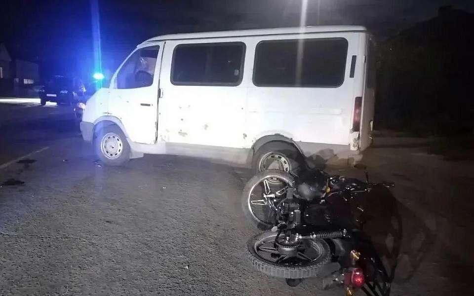 Двое подростков на мопеде попали в больницу после ДТП с микроавтобусом под Воронежем