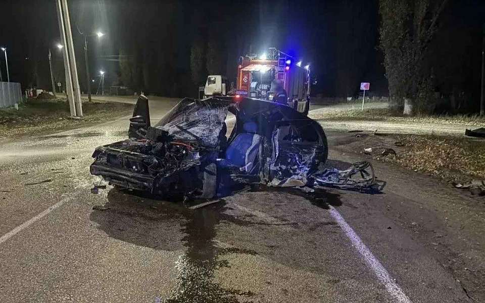 В страшном ДТП «Лады» и мусоровоза под Воронежем пострадали три молодых человека