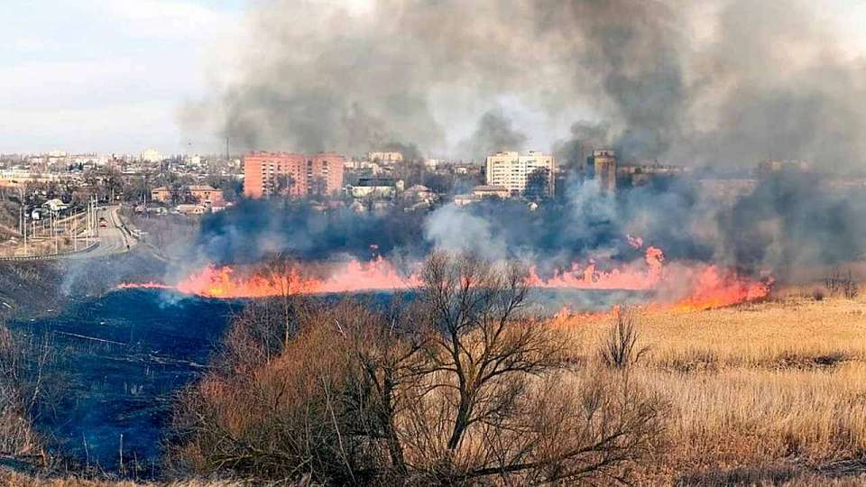 Под контролем пожарных под Воронежем выжгли 23 га сухой травы