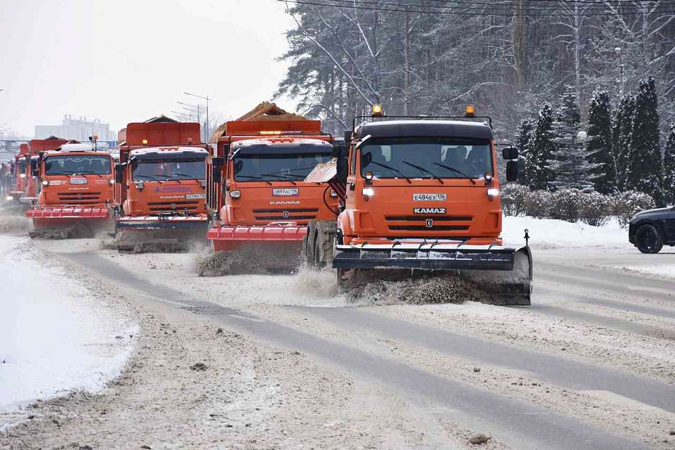 Порядок на улицах района поддерживают до 30 единиц техники и около 35 работников ручного труда