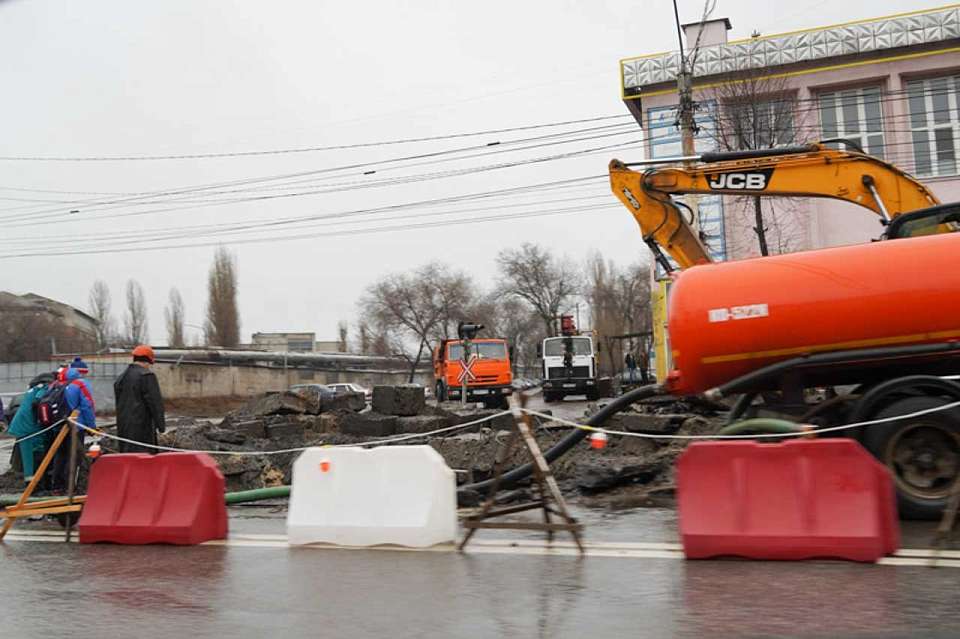 В яму на улице Остужева провалился автомобиль в Воронеже