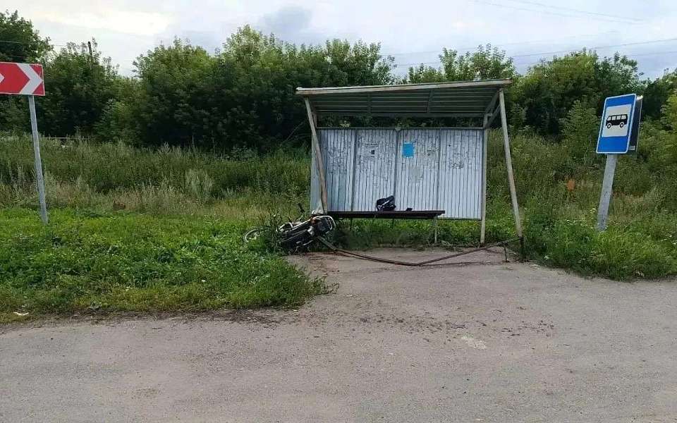 Водитель мопеда погиб, врезавшись в автобусную остановку в Воронежской области