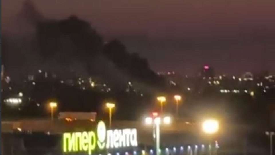 Пожар с горящими хозматериалами на площади 25 кв. м напугал воронежцев