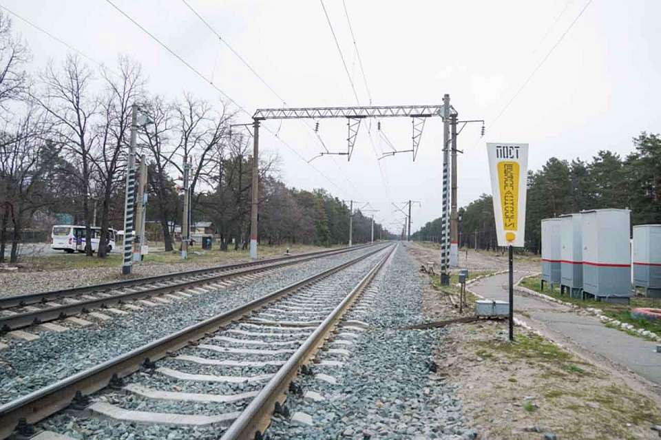 Грузовой поезд перекрыл движение по улице в Воронеже