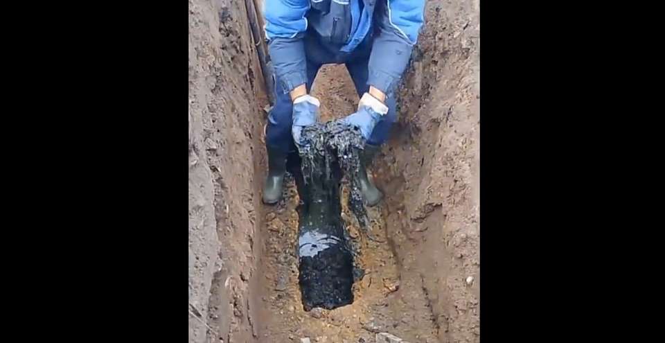 Из коллектора в воронежском Павловске достали около 1,5 кубометров влажных салфеток