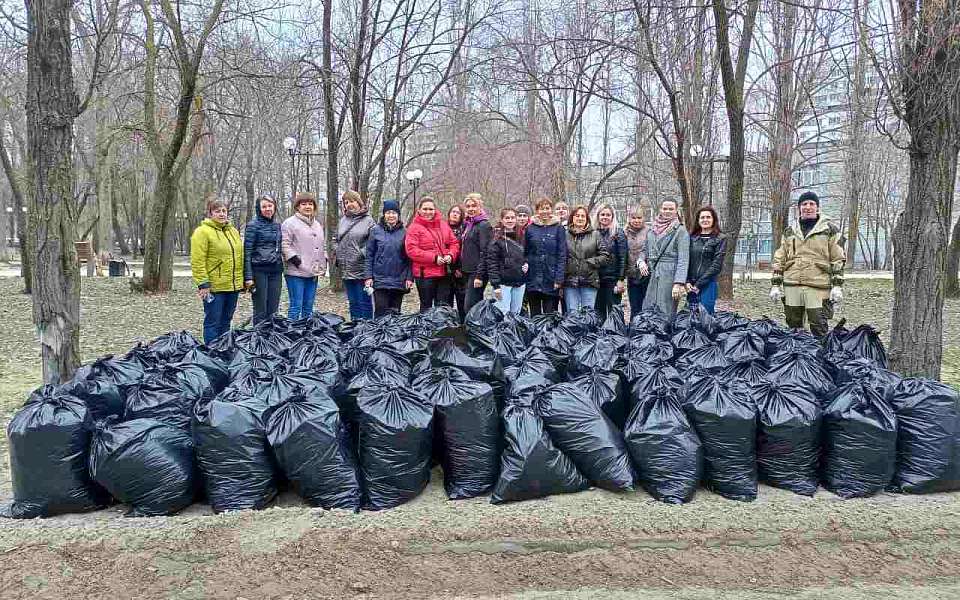 Массовый субботник прошел в Коминтерновском районе 