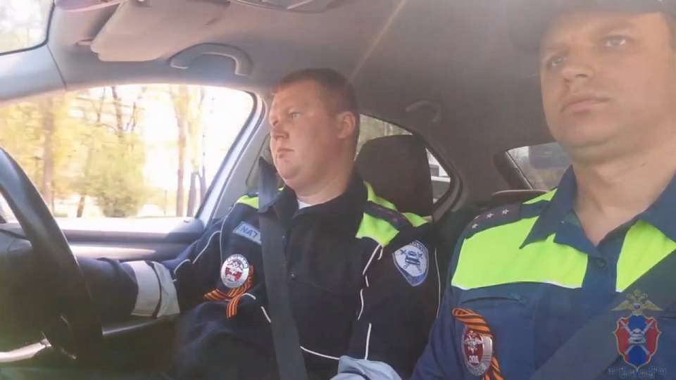 Госавтоинспекторы помогли в Воронеже девушке, которой стало плохо