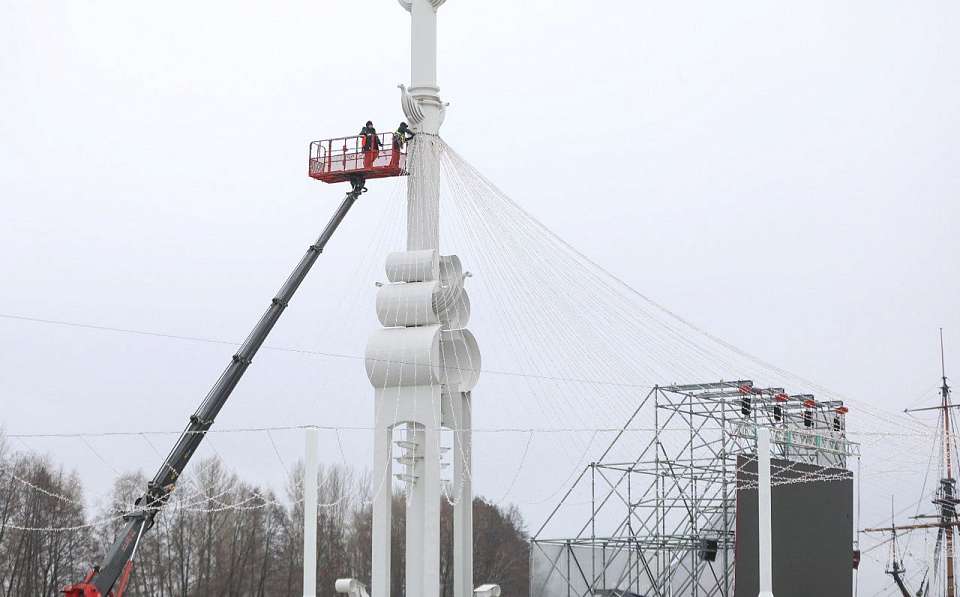 Новогодние украшения монтируют на Адмиралтейской площади в Воронеже