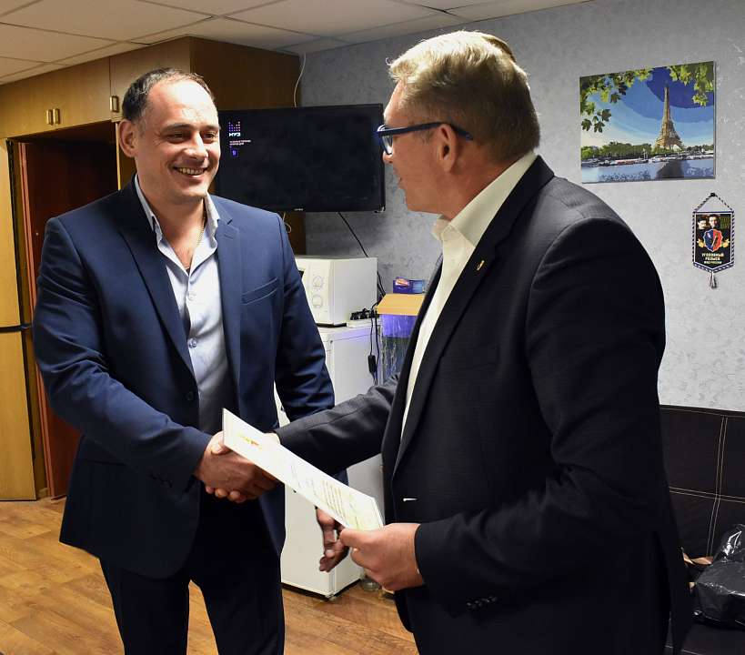 Глава Ленинского района Сергей Ситников поздравил сотрудников отдела полиции № 8 с профессиональным праздником