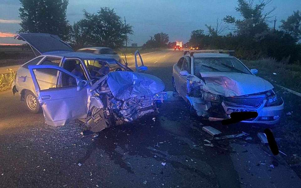 Двое мужчин пострадали в лобовом ДТП легковых автомобилей под Воронежем