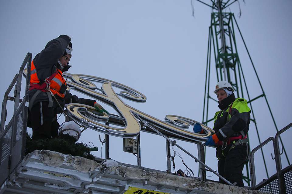 В Воронеже на площади Ленина зажегся вензель Петра I (ВИДЕО)